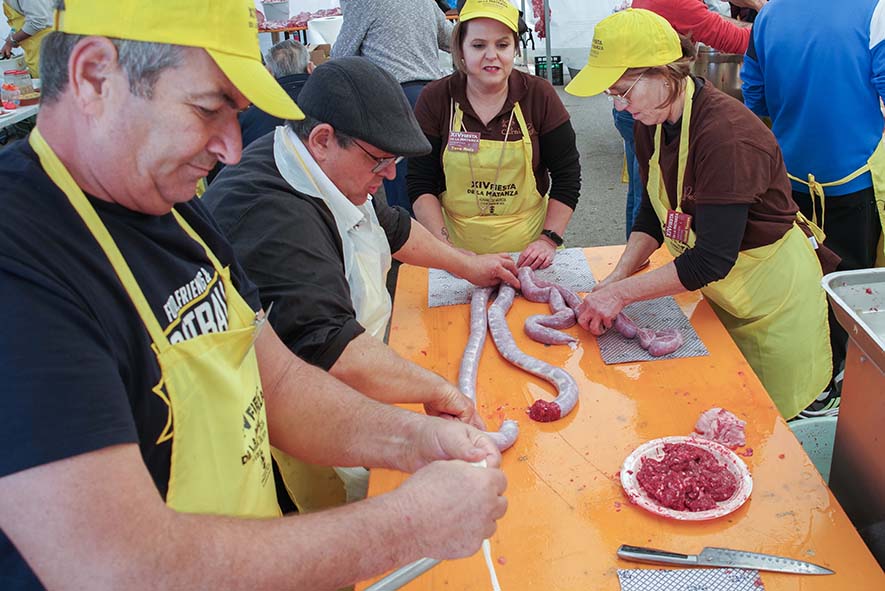 Elaboración artesanal de embutido en una matanza tradicional